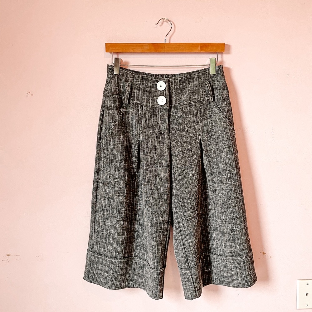 • classic high waisted long pleated shorts •
